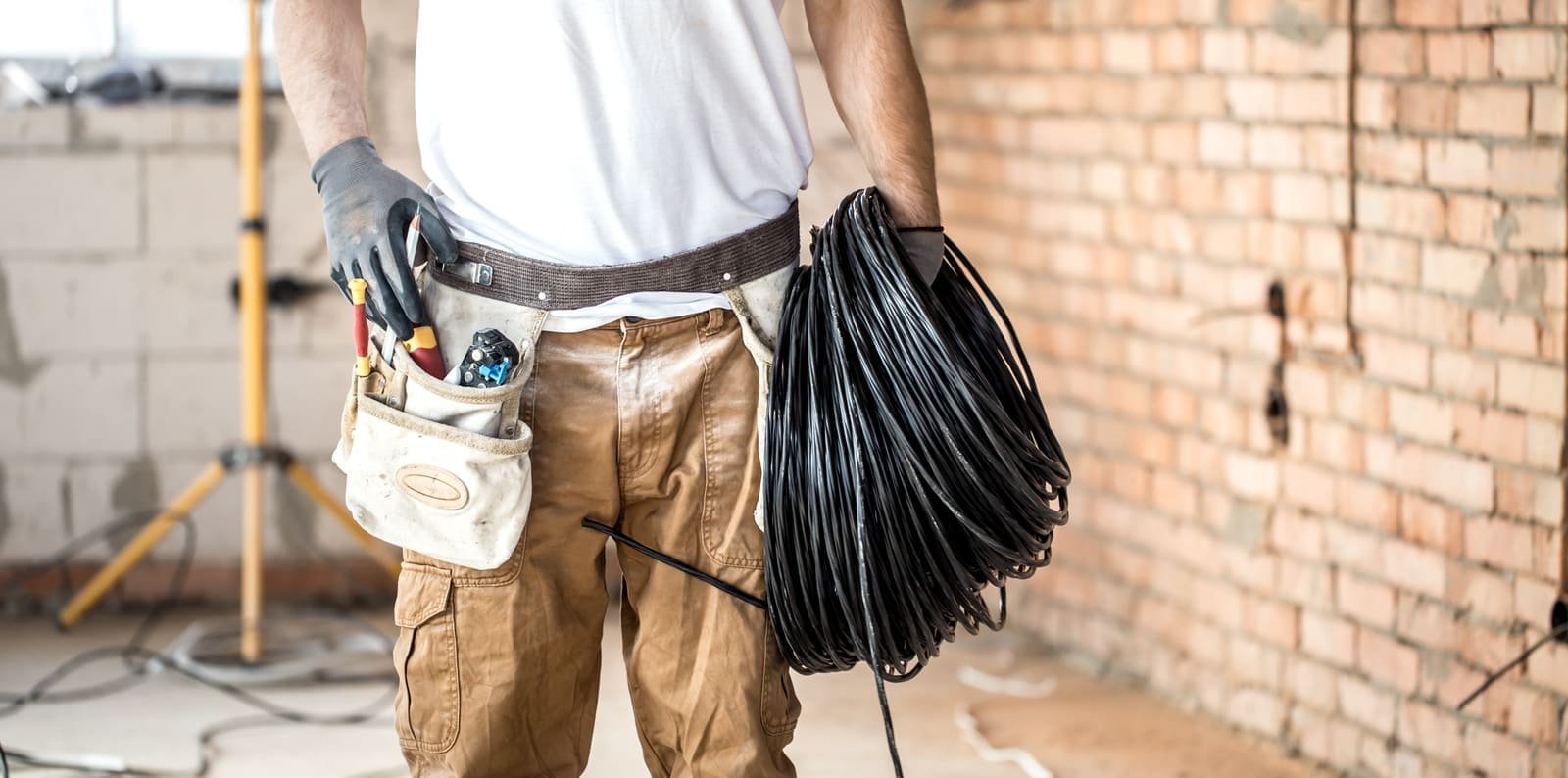 Električar polaže kabel u zaštitne cijevi u Varaždinu
